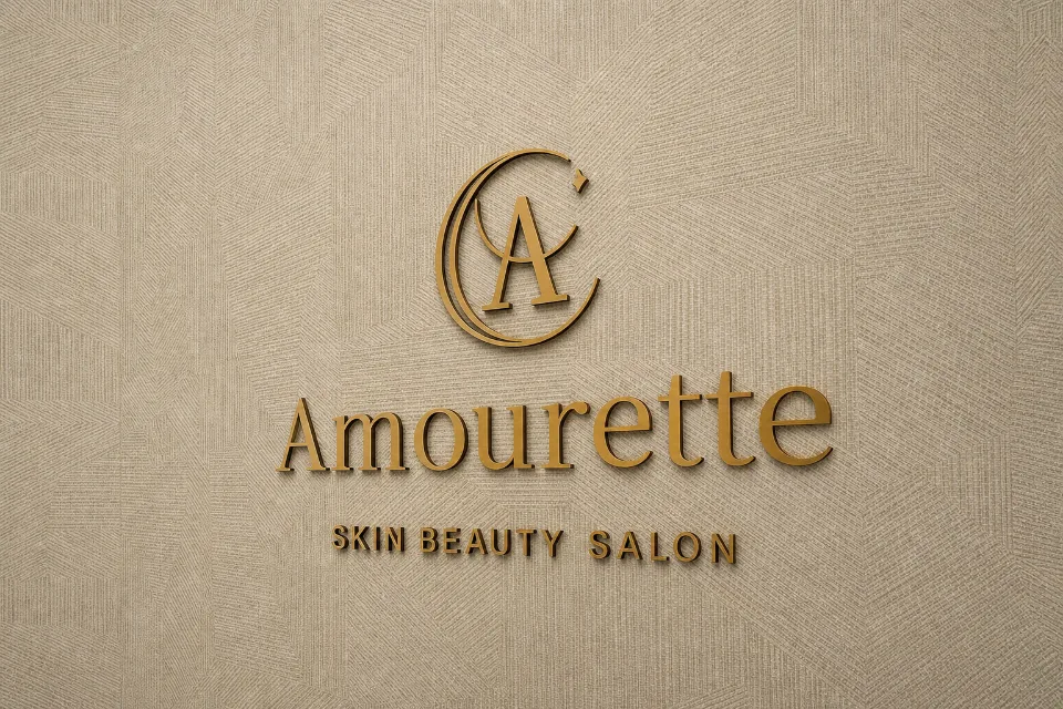 Amouretteのロゴが飾られた店内の壁面。真鍮の三日月とAのモノグラム、ディスプレイセリフのロゴタイプ